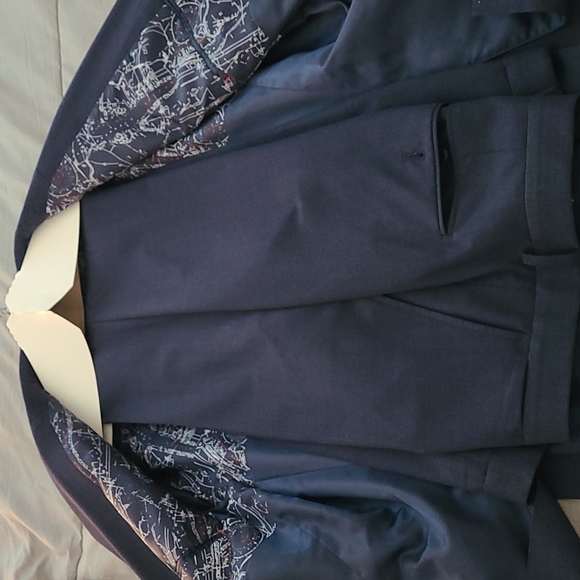 Suit - Picture 3 of 4